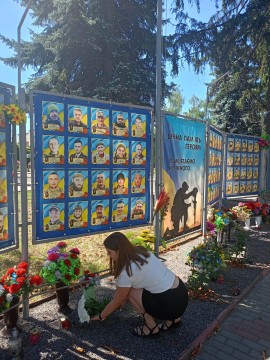 Працівники Мирненської селищної військової адміністрації вшанували пам’ять полеглих Героїв