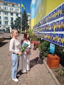 Працівники Мирненської селищної військової адміністрації вшанували пам’ять полеглих Героїв