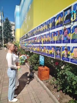 Працівники Мирненської селищної військової адміністрації вшанували пам’ять полеглих Героїв