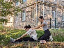 Інструктор з фізкультури проводить тренування з йоги