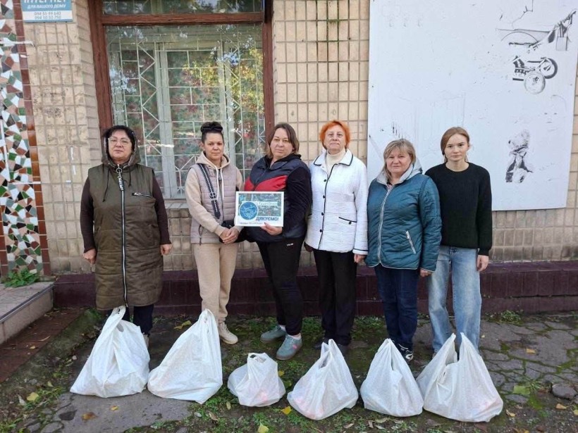 На базі Центру підтримки ВПО «Мирне серце Донеччини» у місті П’ятихатки організовано чергову видачу гуманітарної допомоги
