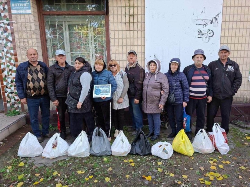 На базі Центру підтримки ВПО «Мирне серце Донеччини» у місті П’ятихатки організовано чергову видачу гуманітарної допомоги