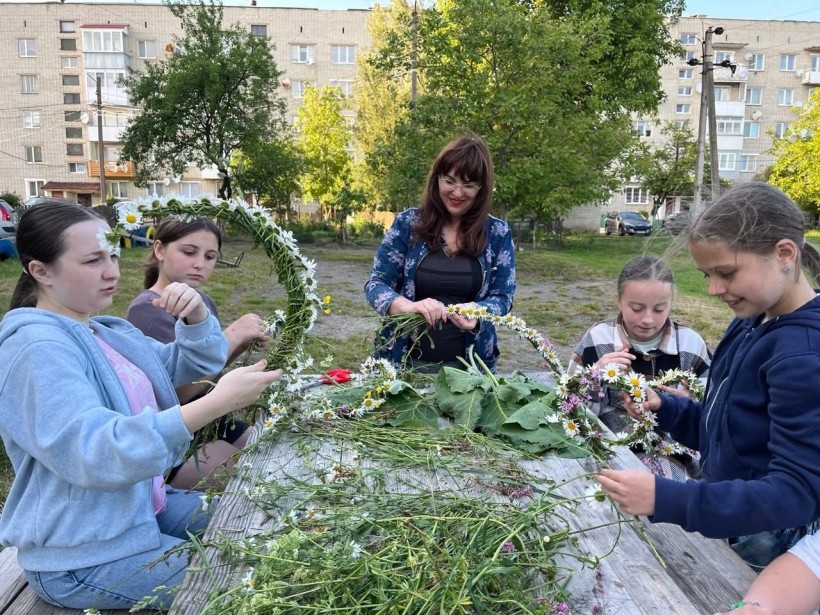 Майстер‑клас до Зелених свят: віночки з квітів