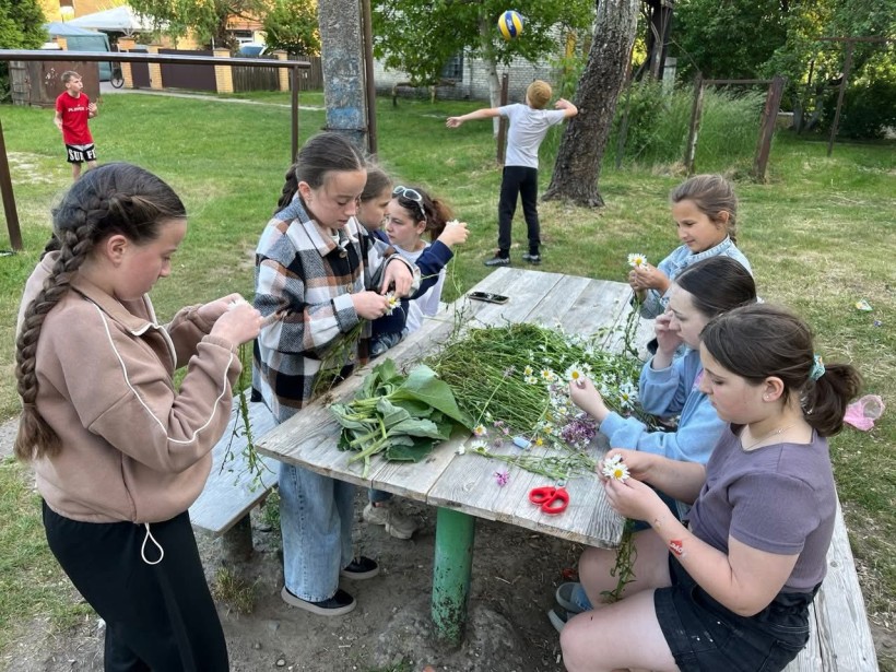 Майстер‑клас до Зелених свят: віночки з квітів