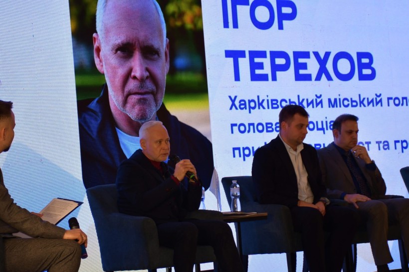 «Життя поруч із фронтом»: Мирненська селищна військова адміністрація взяла участь у форумі прифронтових громад