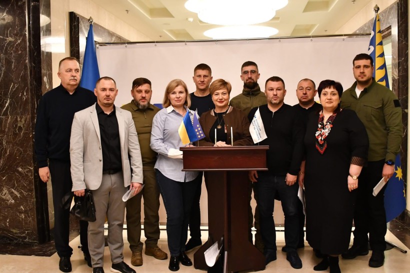 «Життя поруч із фронтом»: Мирненська селищна військова адміністрація взяла участь у форумі прифронтових громад