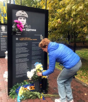 Працівники Мирненської селищної військової адміністрації вшанували полеглих Героїв України покладанням квітів