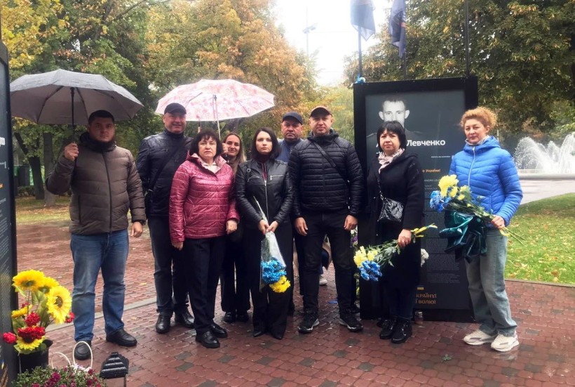 Працівники Мирненської селищної військової адміністрації вшанували полеглих Героїв України покладанням квітів