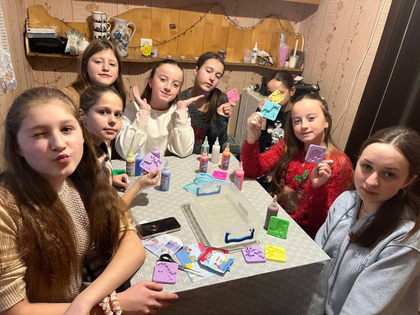 У Гранітненській сільській бібліотеці Мирненської СВА відбувся дивовижний майстер-клас гуртка «Чарівний клуб супер дівчат»!