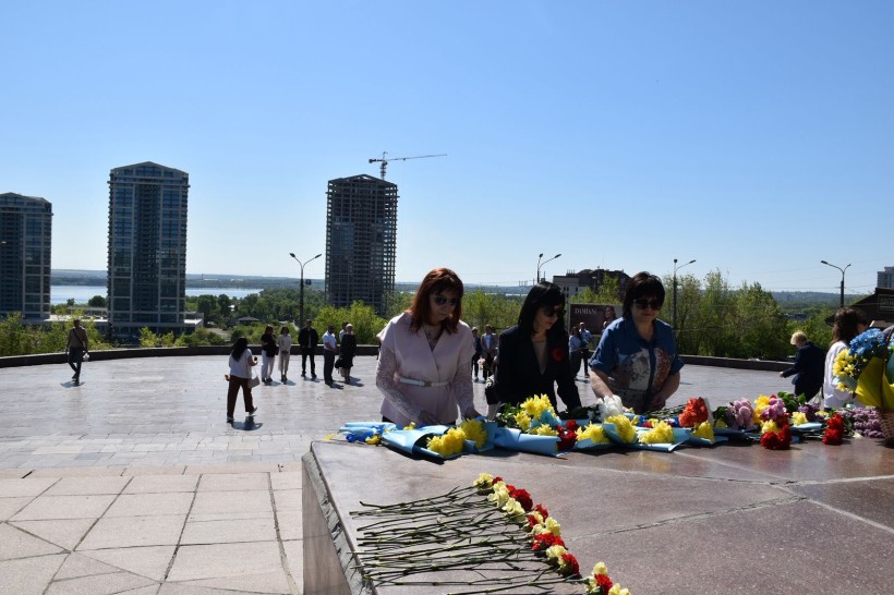 Вшанування загиблих покладанням квітів до Меморіалу Вічної Слави.
