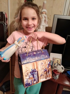 Діти Мирненської громади отримують свої подарунки 22.12