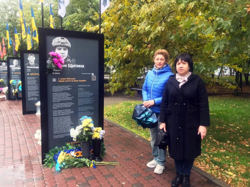 Працівники Мирненської селищної військової адміністрації вшанували полеглих Героїв України покладанням квітів