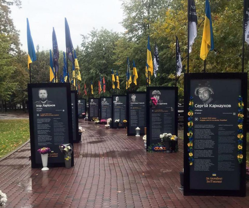 Працівники Мирненської селищної військової адміністрації вшанували полеглих Героїв України покладанням квітів