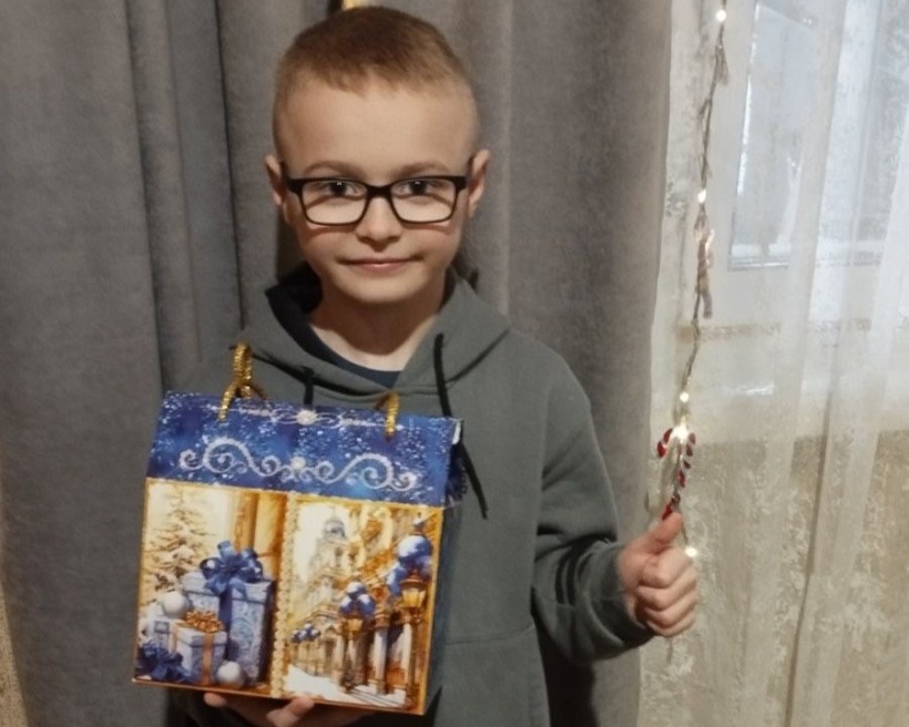 Діти Мирненської громади отримують свої подарунки 18.12