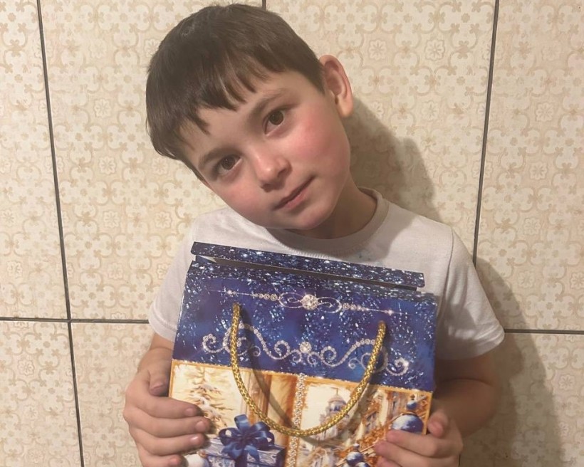 Діти Мирненської громади отримують свої подарунки 02.01