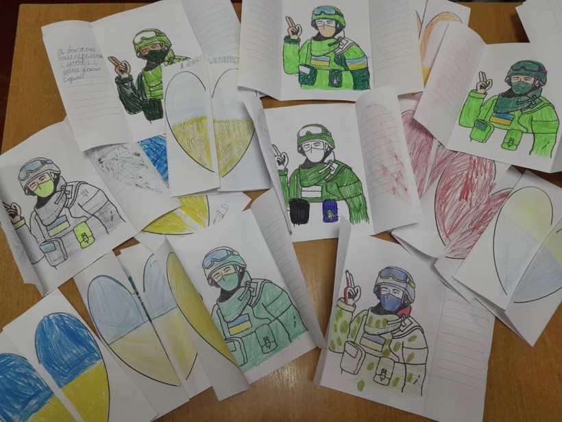 Листівки для наших захисників і захисниць до Дня Збройних сил України