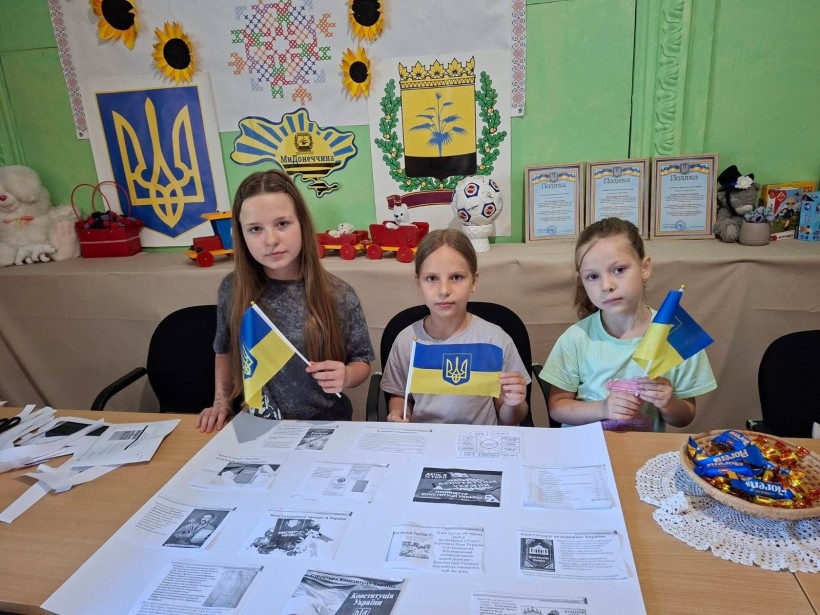 До Дня Конституції України у Центрі підтримки ВПО «Мирне серце Донеччини» було проведено пізнавальний та творчий захід для дітей