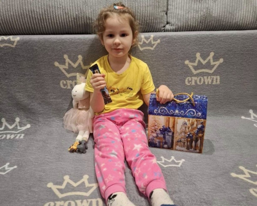 Діти Мирненської громади отримують свої подарунки 17.12