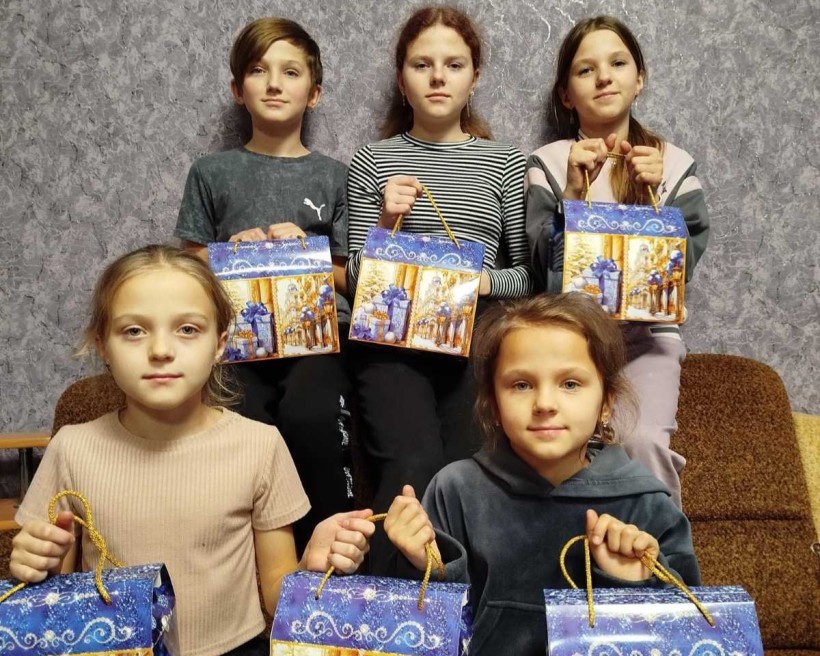 Діти Мирненської громади отримують свої подарунки 18.12