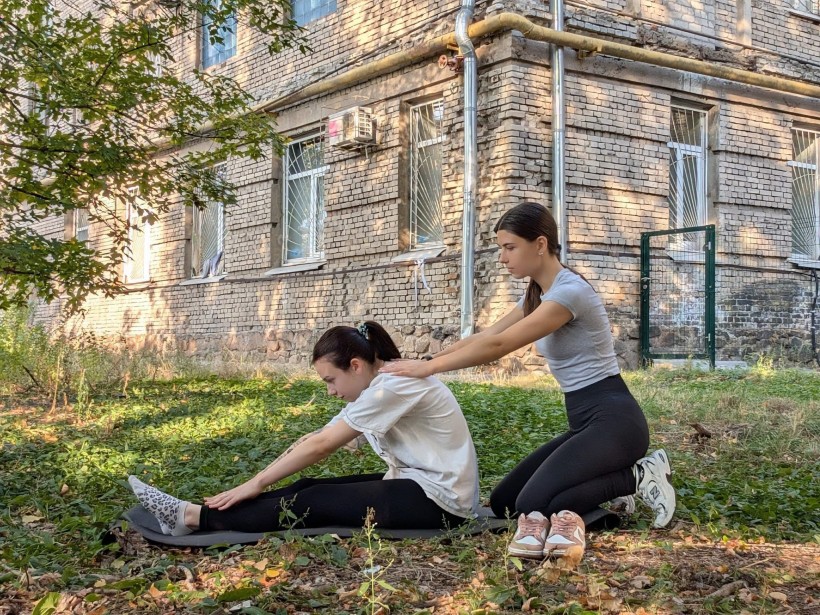 Інструктор з фізкультури проводить тренування з йоги