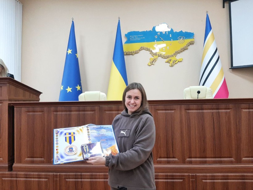 Працівницю відділу освіти Марину Бідну відзначено «За патріотизм і відданість»: у П’ятихатках вшанували військових і волонтерів