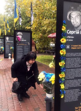 Працівники Мирненської селищної військової адміністрації вшанували полеглих Героїв України покладанням квітів