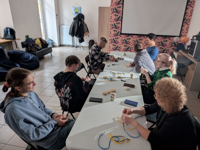 До Дня Гідності та Свободи: у Дніпрі провели майстер-клас «Браслет сили та єдності»