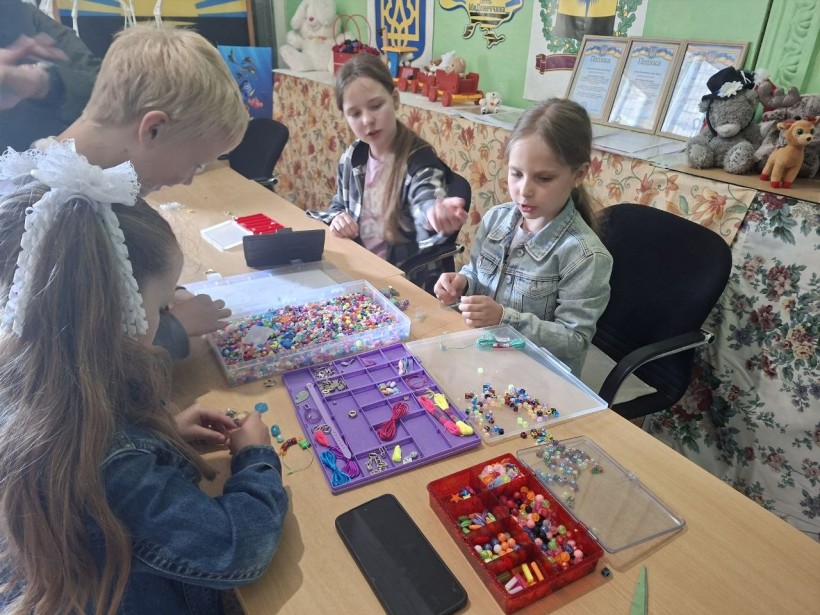 У Центрі підтримки внутрішньо переміщених осіб «Мирне серце Донеччини» проведено захід для дітей з плетіння браслетів