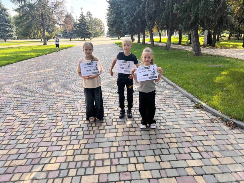 До щорічного забігу «Шаную воїнів, біжу за Героїв України» долучилися працівники відділу освіти та мешканці громади, які нині перебувають у П’ятихатках Дніпропетровської області