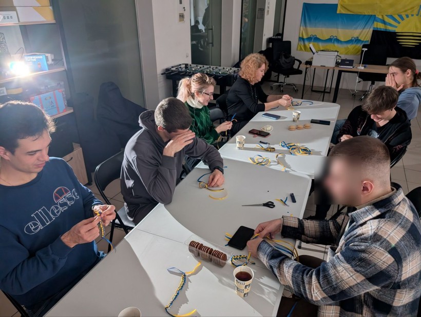 До Дня Гідності та Свободи: у Дніпрі провели майстер-клас «Браслет сили та єдності»