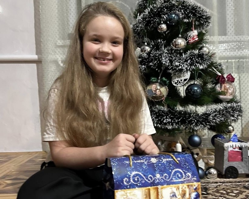 Діти Мирненської громади отримують свої подарунки 19.12