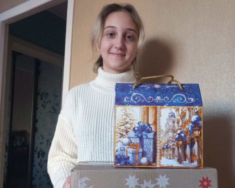 Діти Мирненської громади отримують свої подарунки 16.12