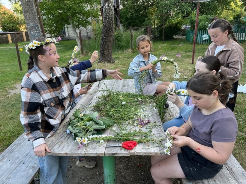 Майстер‑клас до Зелених свят: віночки з квітів