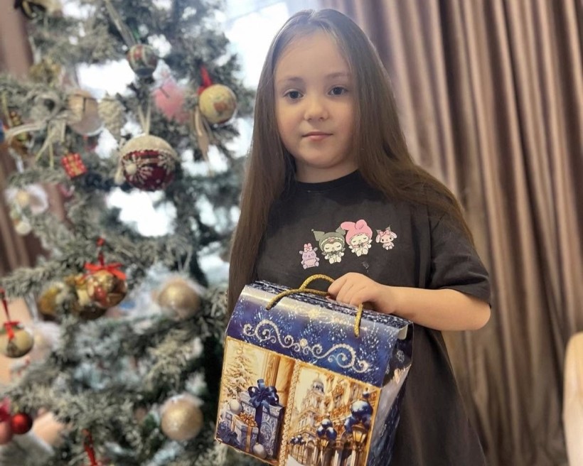 Діти Мирненської громади отримують свої подарунки 18.12