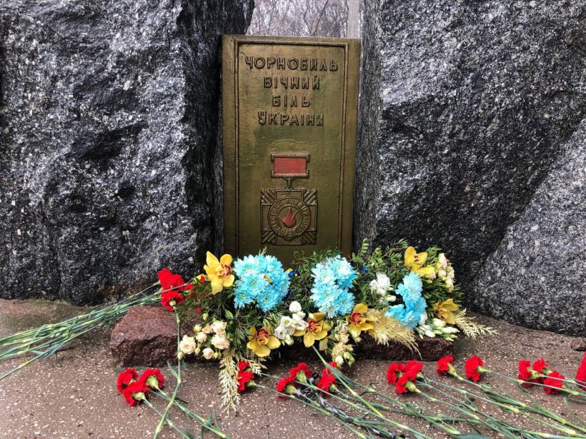 Покладання квітів до памʼятного знаку жертвам Чорнобильської трагедії