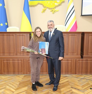 Працівницю відділу освіти Марину Бідну відзначено «За патріотизм і відданість»: у П’ятихатках вшанували військових і волонтерів