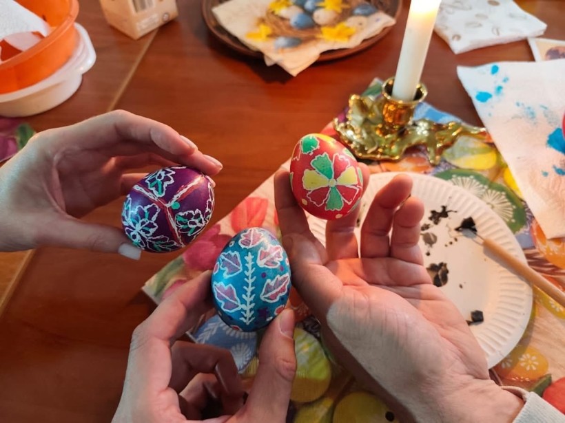 Музейники Донеччини провели захід із розпису писанок для ветеранів та їхніх родин
