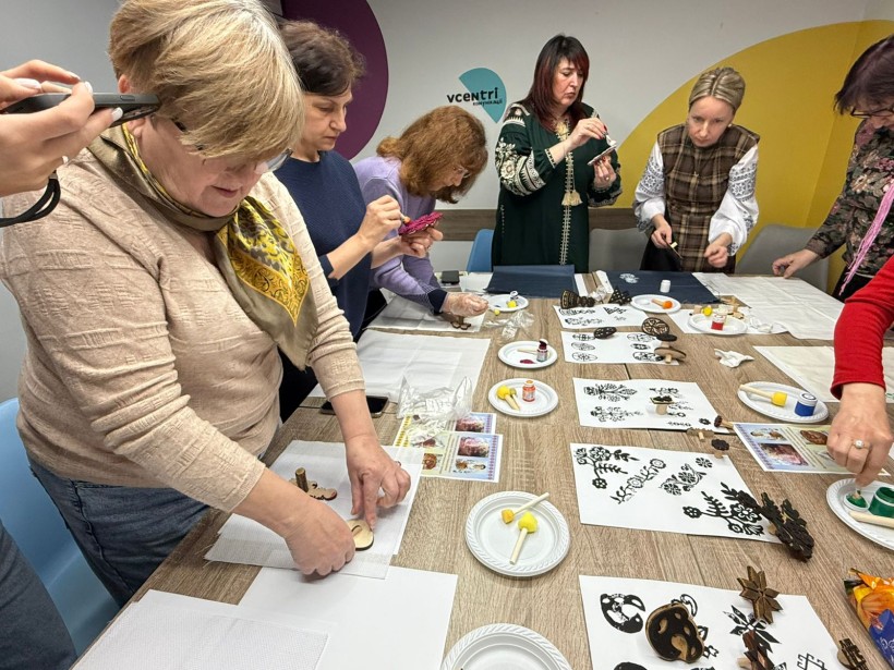 Відбувся майстер-клас з вибійки «Великодні серветки у техніці традиційної вибійки»