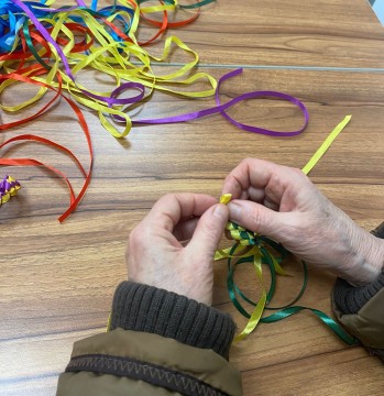 Творча майстерня з плетіння браслетів єдності із різнокольорових стрічок