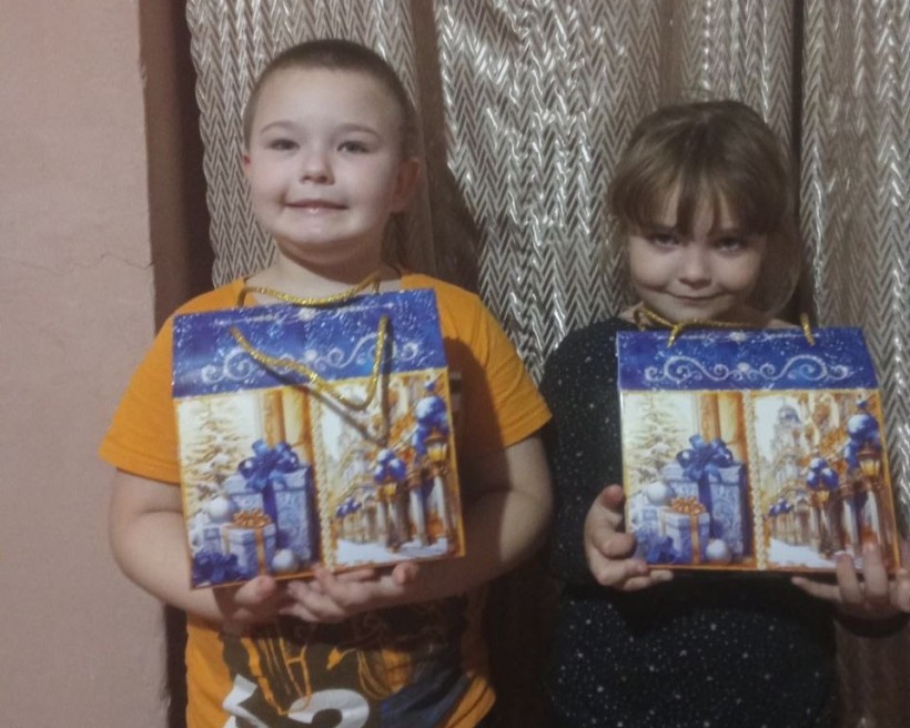 Діти Мирненської громади отримують свої подарунки