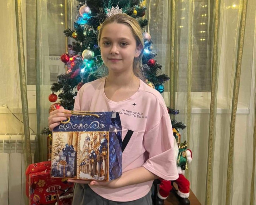 Діти Мирненської громади отримують свої подарунки