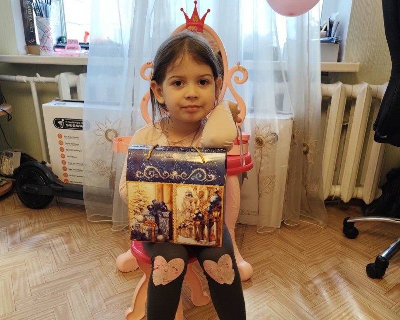 Діти Мирненської громади отримують свої подарунки