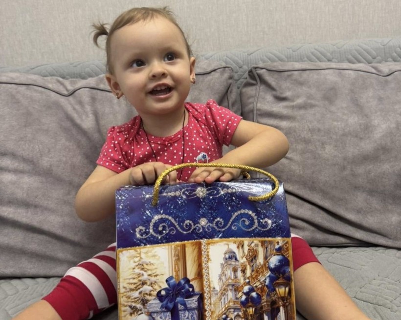 Діти Мирненської громади отримують свої подарунки 16.12