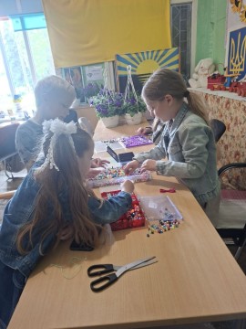 У Центрі підтримки внутрішньо переміщених осіб «Мирне серце Донеччини» проведено захід для дітей з плетіння браслетів