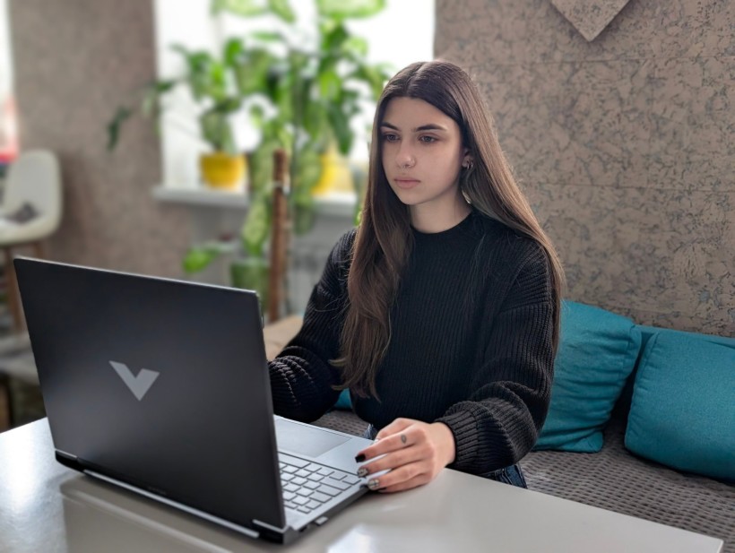 Організовано дистанційний перегляд відео «Квіти біля четвертого»