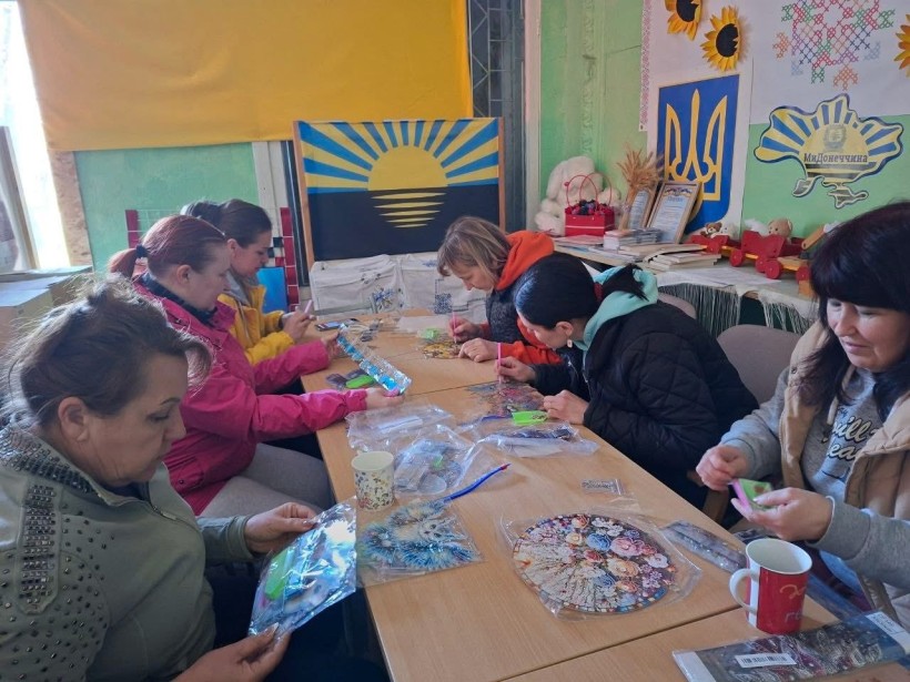 Творчість, що лікує: у Центрі підтримки ВПО «Мирне серце Донеччини» відбулася ресурсна зустріч