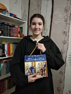 Діти Мирненської громади отримують свої подарунки 17.12