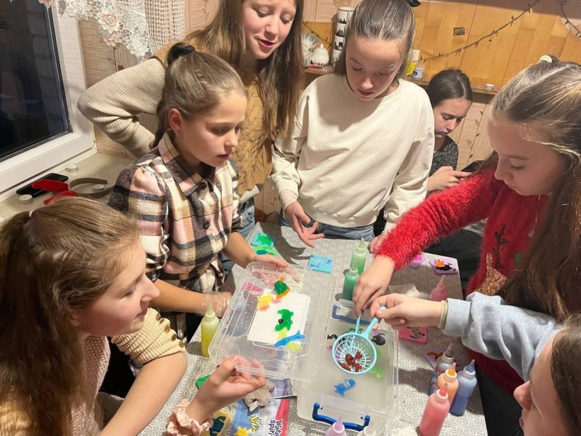 У Гранітненській сільській бібліотеці Мирненської СВА відбувся дивовижний майстер-клас гуртка «Чарівний клуб супер дівчат»!