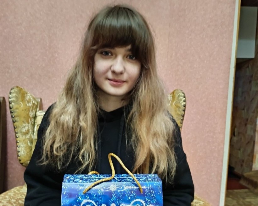 Діти Мирненської громади отримують свої подарунки 18.12