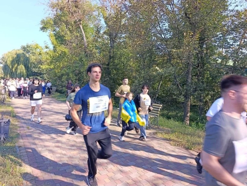 Молодіжна рада при Мирненській селищній військовій адміністрації долучилась до Всеукраїнського щорічного забігу «Шаную воїнів, біжу за Героїв України»